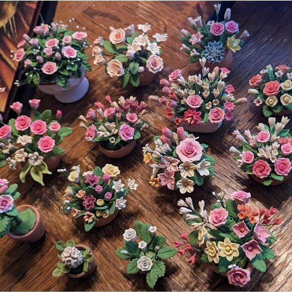 14 different miniature porcelain flower arrangements - Picture 5 of 13